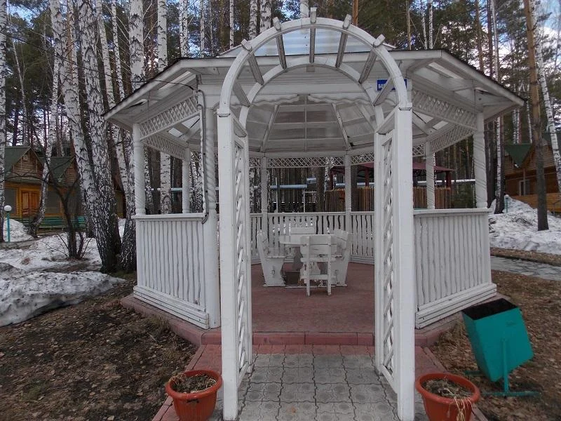 Красивая тематическая беседка с аркой для выездной регистрации