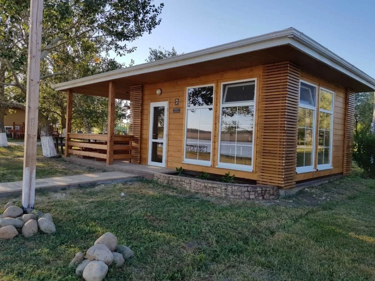 Закрытая беседка для большой компании до 15 человек — Рыболовная база «Родные просторы»