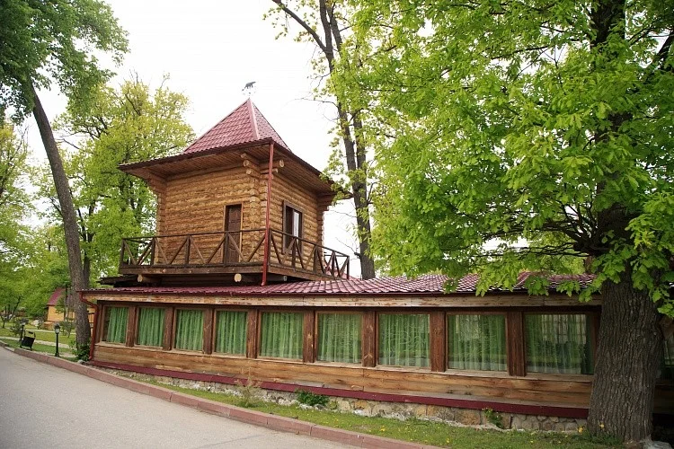 Закрытая отапливаемая беседка вместимостью до 25 человек / РГК — Русская Охота