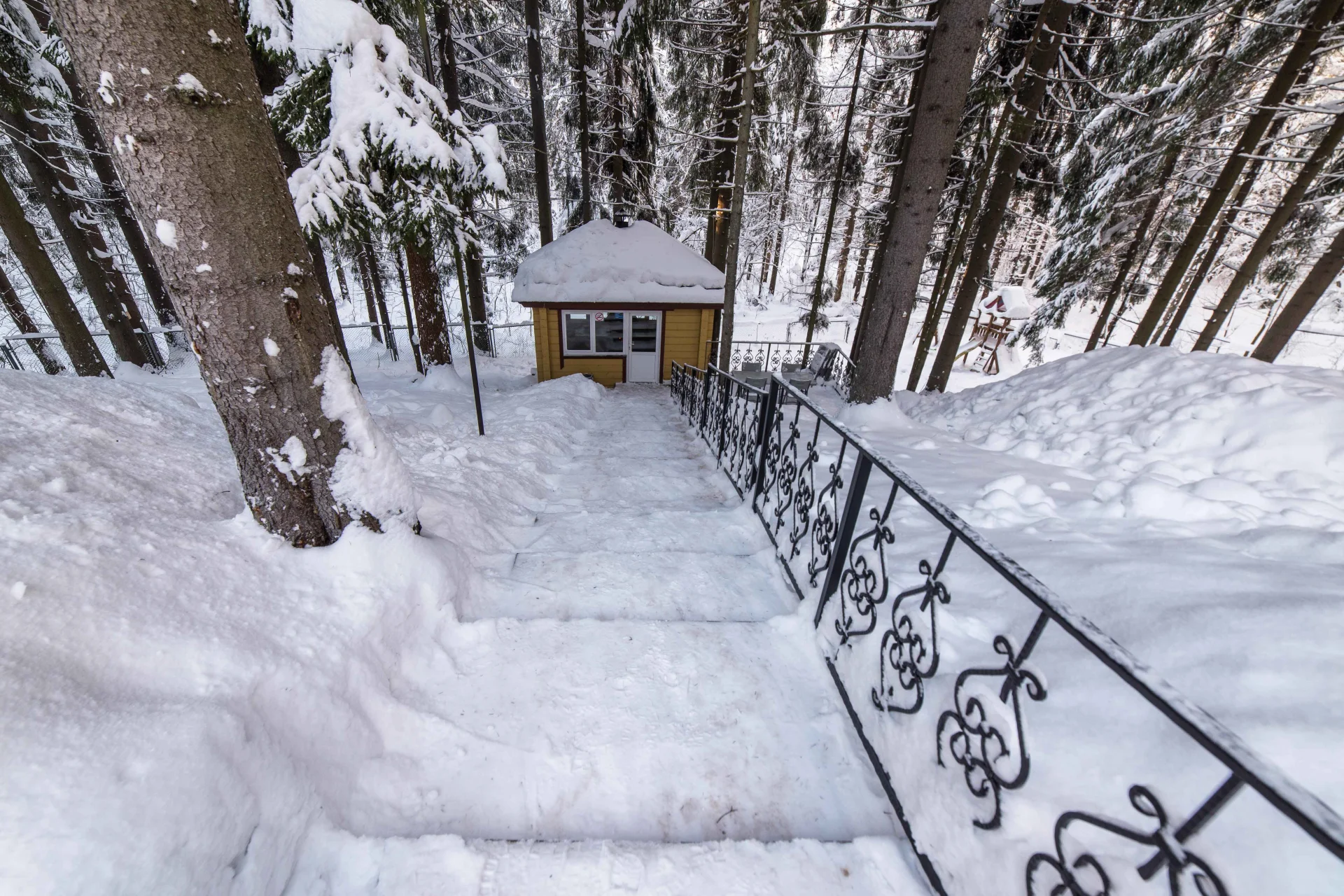 Теплая беседка со встроенным мангалом вместимостью до 15 человек