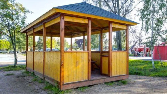 Беседка у воды на 16 человек в Подмосковье