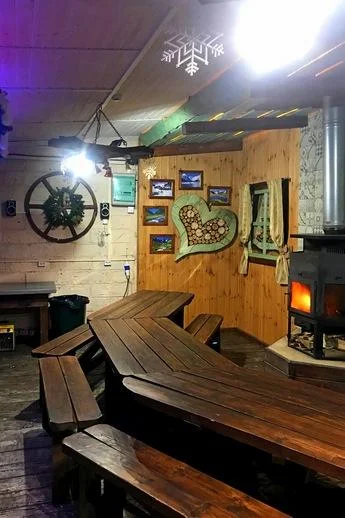 Отдых в беседке, созданной в швейцарском стиле «шале»