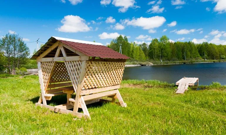 Аренда малых беседок для компании до 6 человек на берегу озера «Чистые пруды»