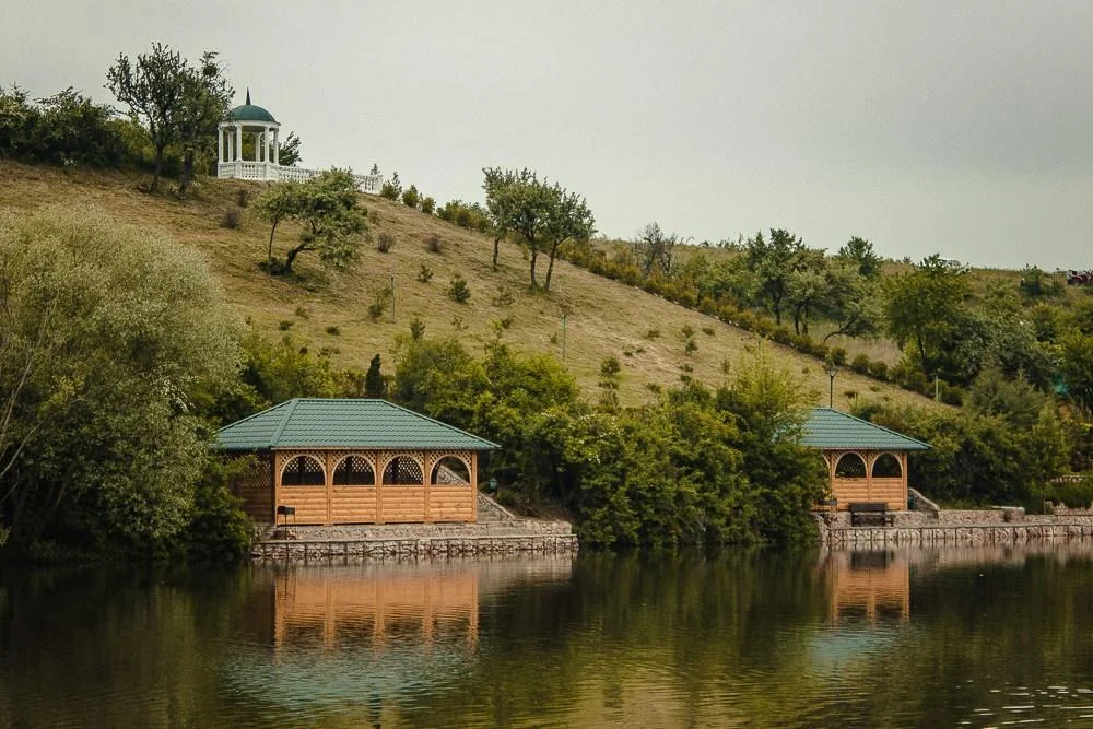 Большая беседка вместимостью до 20 человек на Грушевом озере