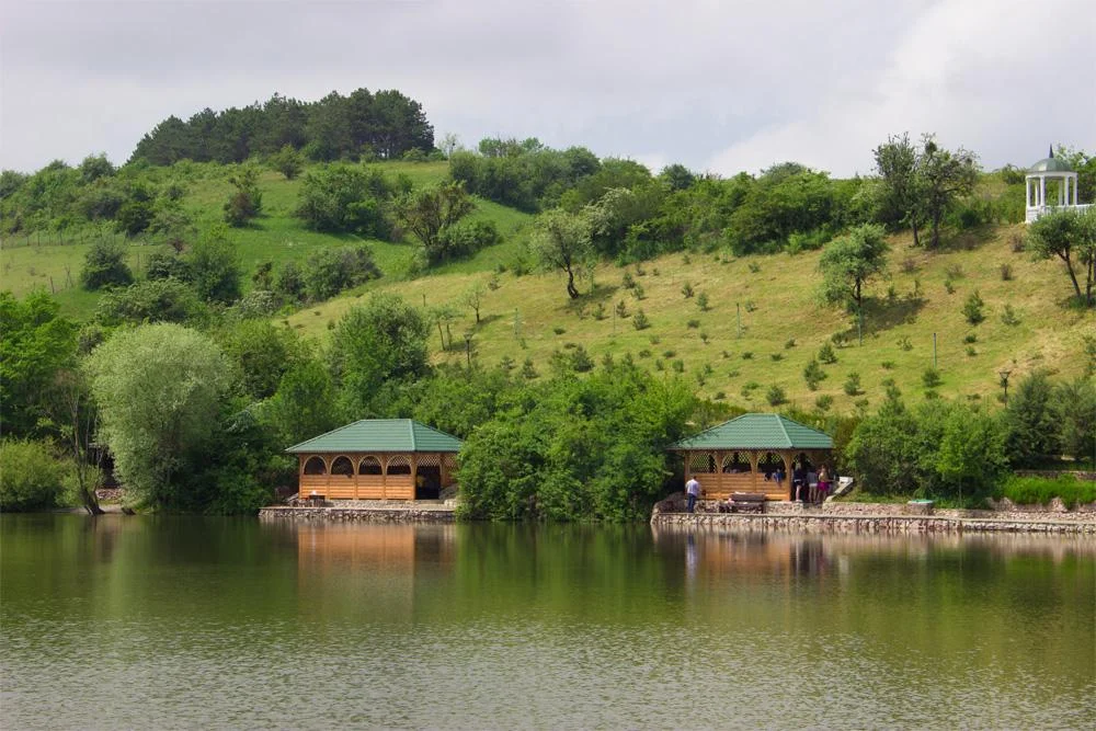 Большая беседка вместимостью до 30 человек на Грушевом озере