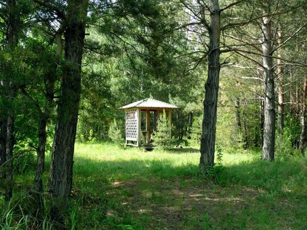 Деревянная беседка, мангал, скамьи, стол. Вместимость 6 человек