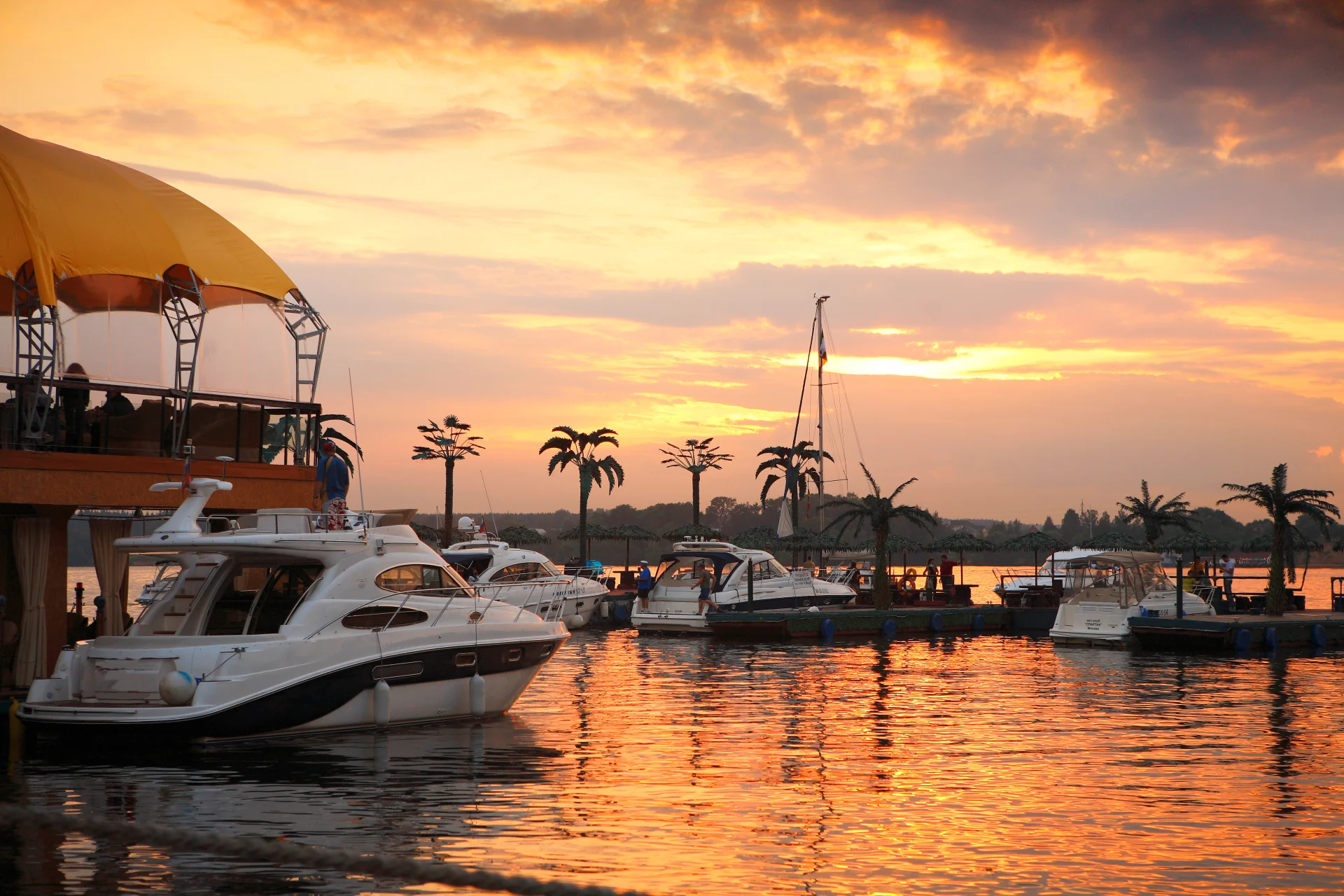 Банкетный зал на воде до 80 человек в РК«Малибу»