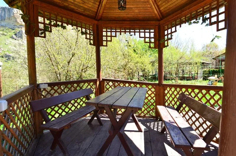 Большие и маленькие беседки для пикника в гостевой усадьбе «Alimova balka»