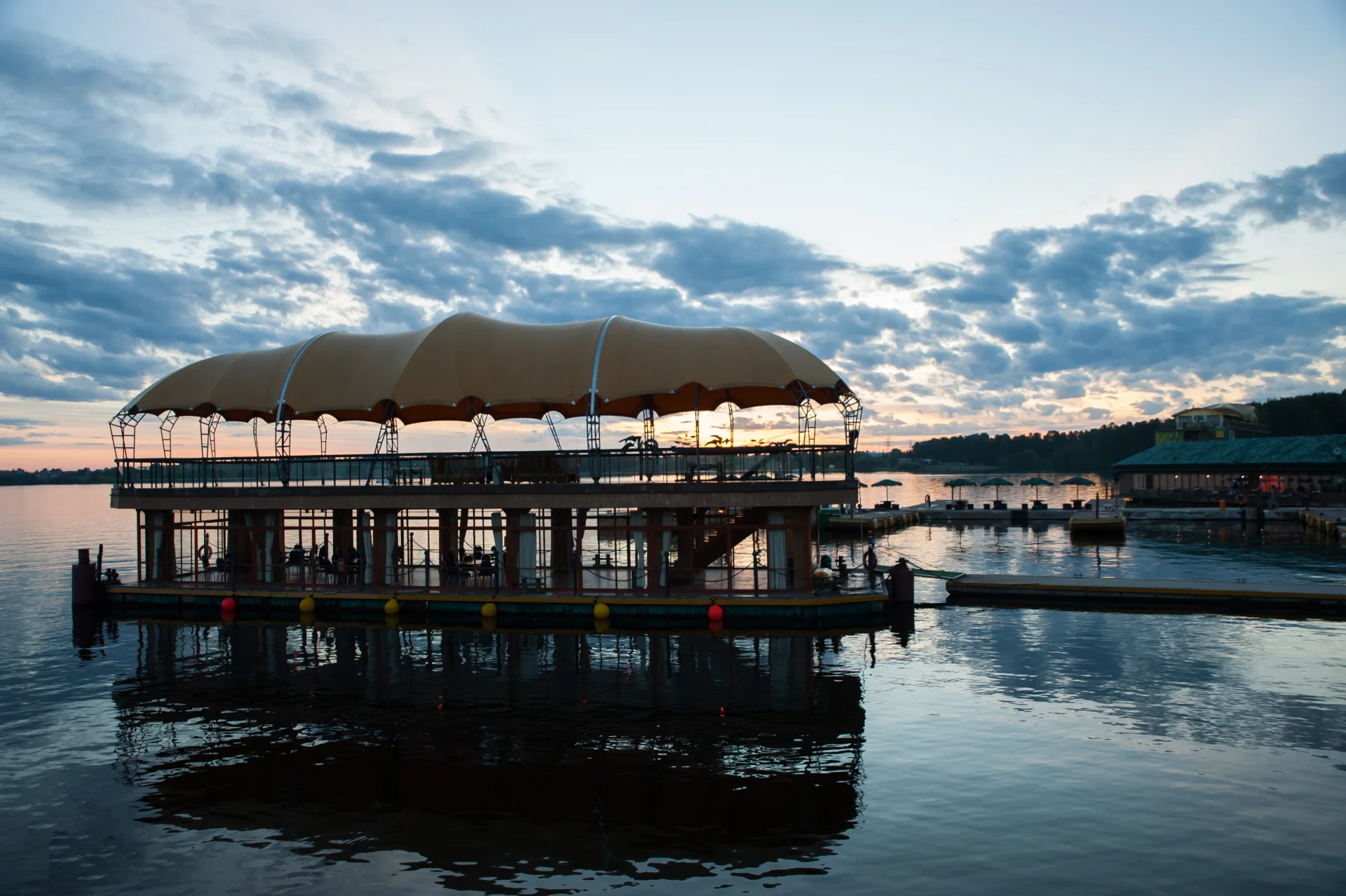Банкетный зал на воде до 80 человек в РК«Малибу»