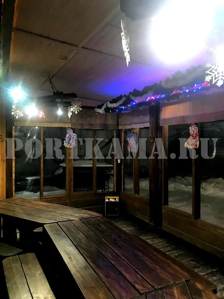 Отдых в беседке, созданной в швейцарском стиле «шале»