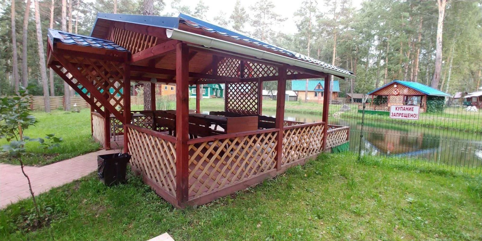 Несколько уютных беседок на базе отдыха «Обские Просторы»