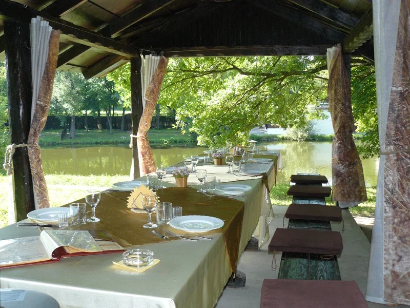 Аренда дубового шалаша в ресторане «Рыбацкая деревня» в Москве