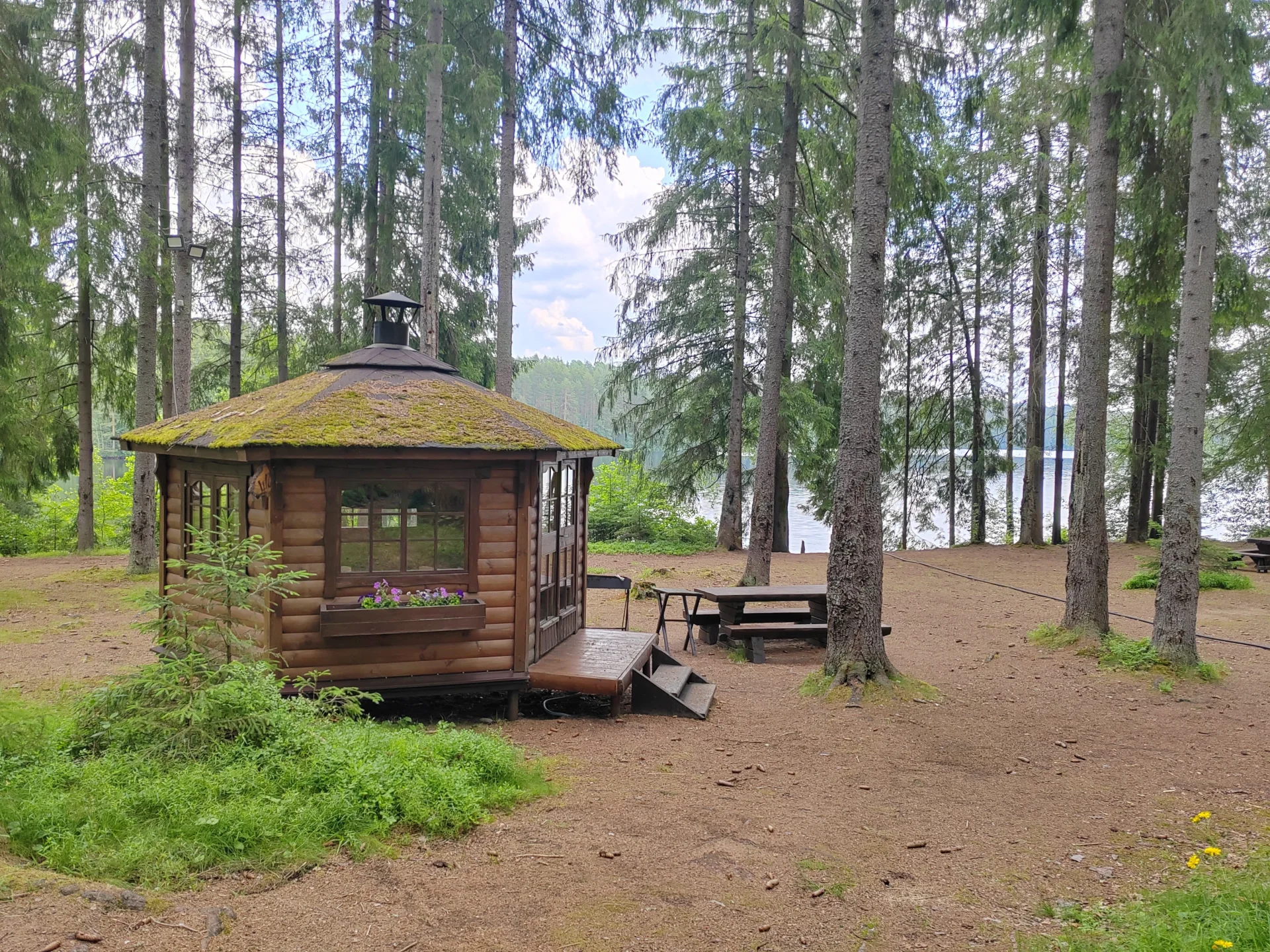 Аренда гриль беседки на берегу живописного озера Длинное