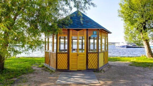 Беседки у воды на базе отдыха Троицкое
