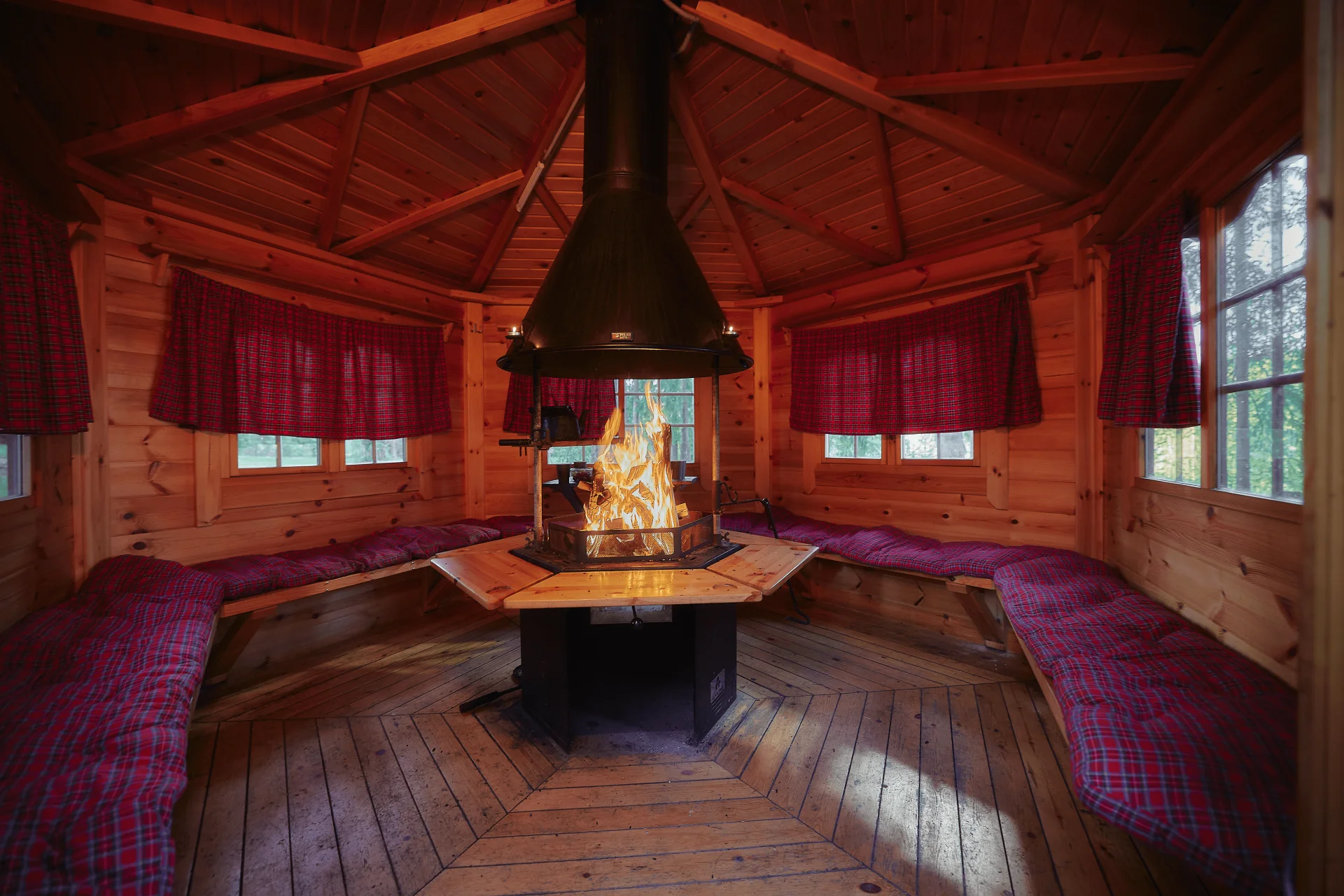 Аренда гриль беседки на берегу живописного озера Длинное