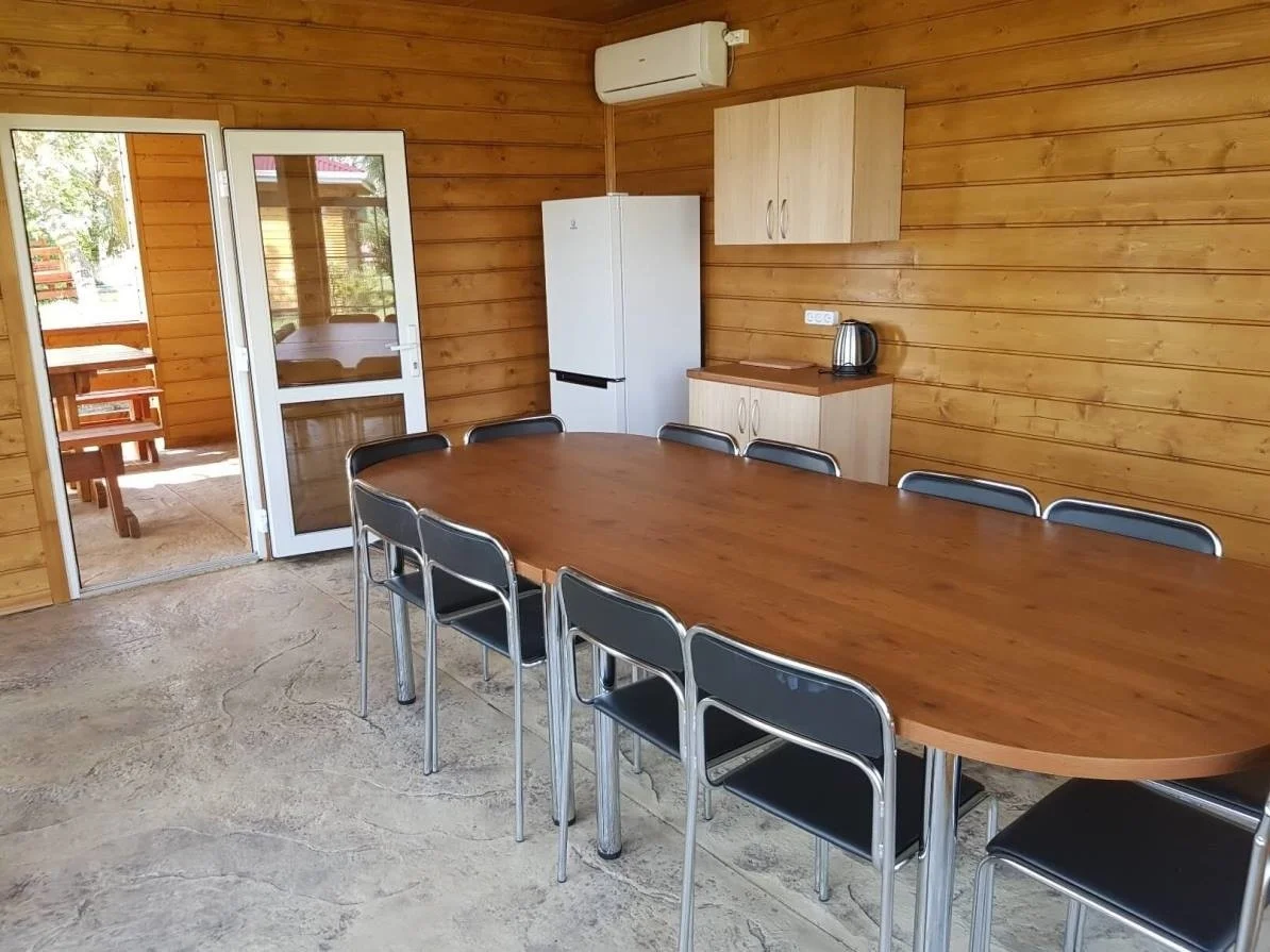 Закрытая беседка для большой компании до 15 человек — Рыболовная база «Родные просторы»