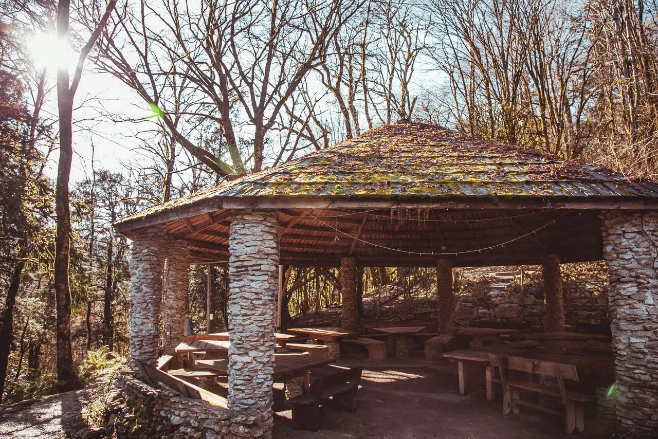 Отдых в беседках и домиках на территории базы отдыха «Хоста рика»