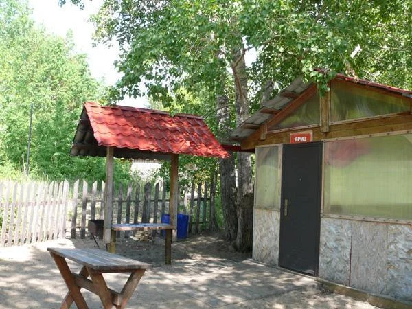 Комфортная закрытая деревянная беседка на 20 человек