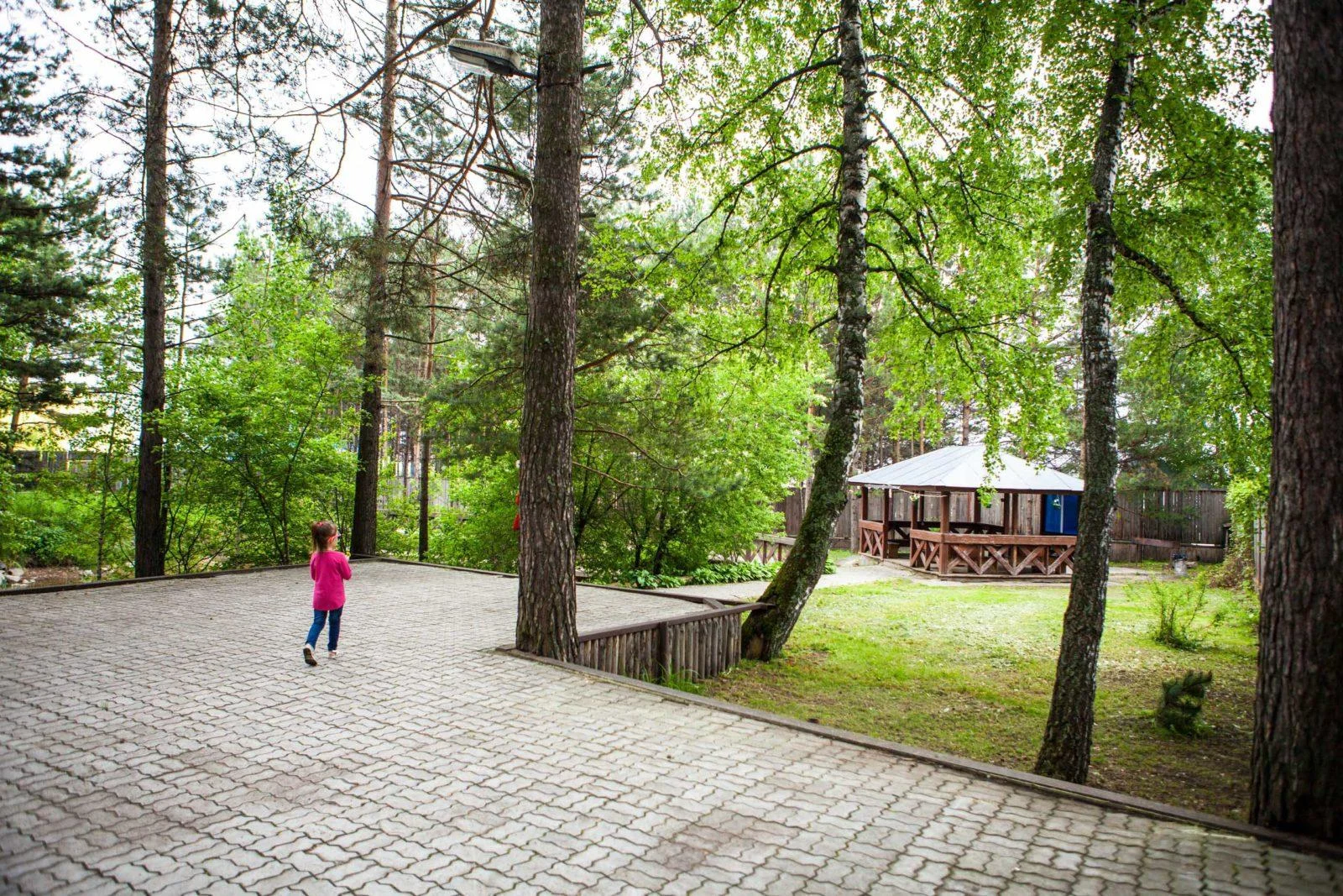 Беседка у озера с мангалом на 24 человека в «Парке У Моря»