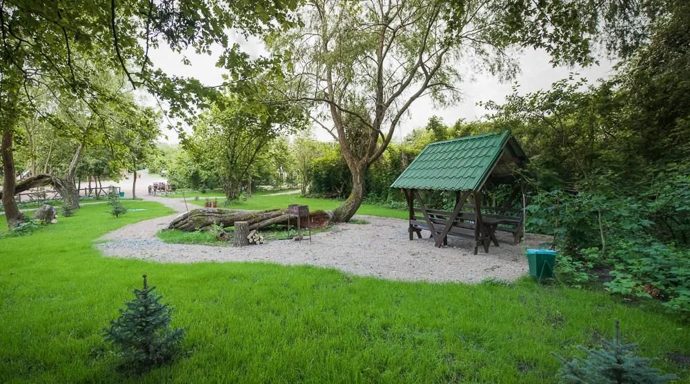 Малая беседка для шашлыка вместимостью до 6 человек на Грушевом озере