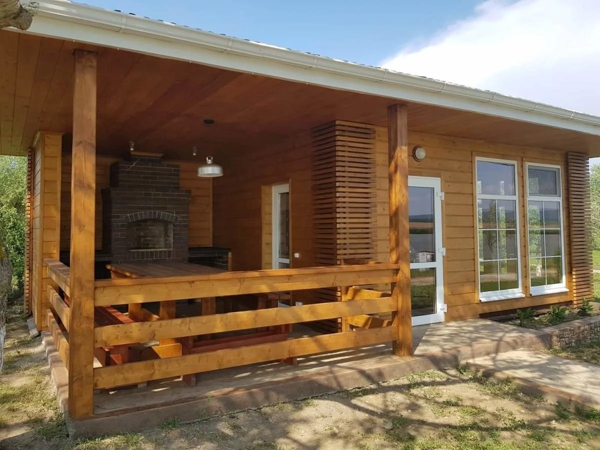 Закрытая беседка для большой компании до 15 человек — Рыболовная база «Родные просторы»