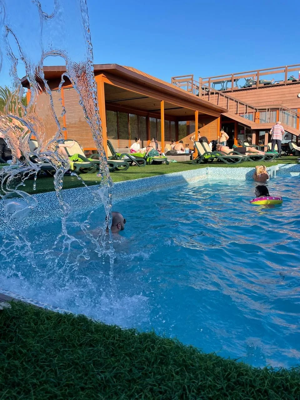 Аренда зала на воде «Стеклянный бар» с бассейнами