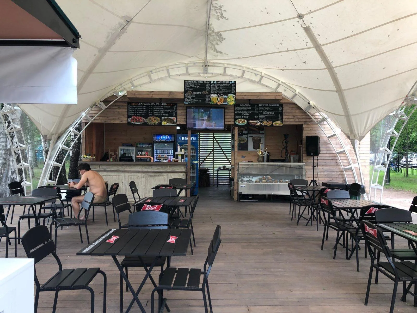 Шатер и огромная территория вместимостью от 200 до 1000 человек