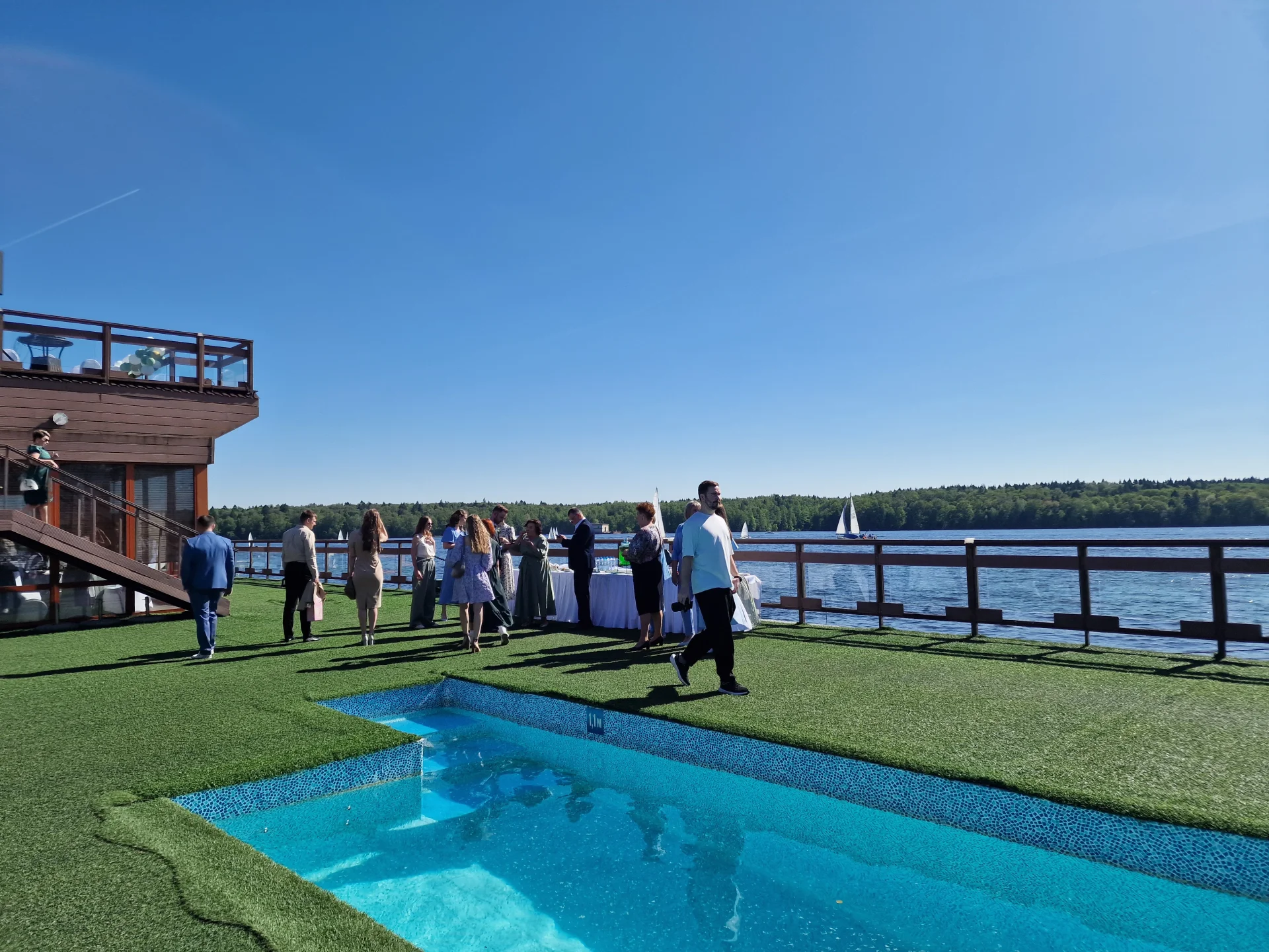 Аренда зала на воде «Стеклянный бар» с бассейнами