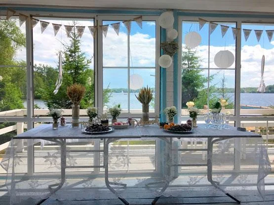 Застекленная VIP-беседка с телевизором и караоке