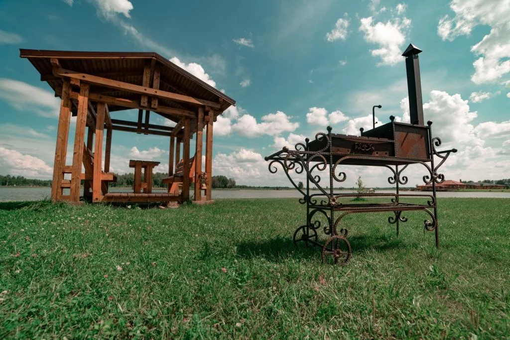 Качающаяся беседка с мангалом возле воды на 8 человек