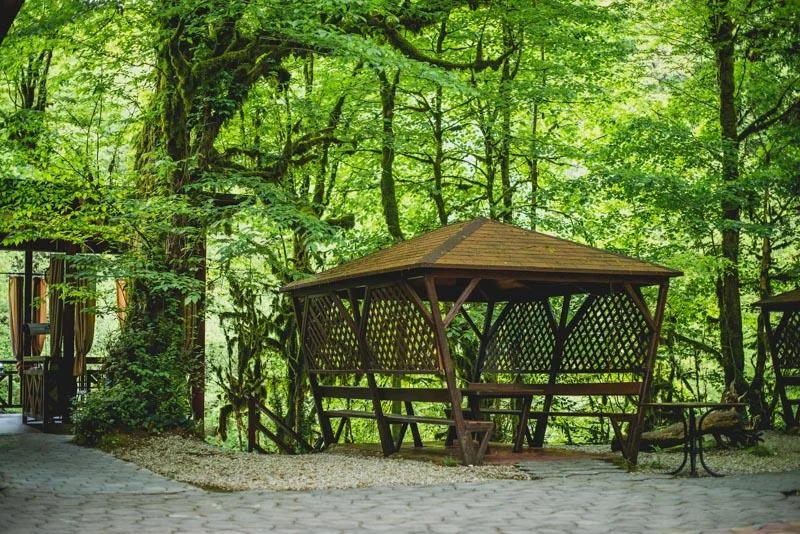 Отдых в малых беседках на территории «Навалишенское ущелье»