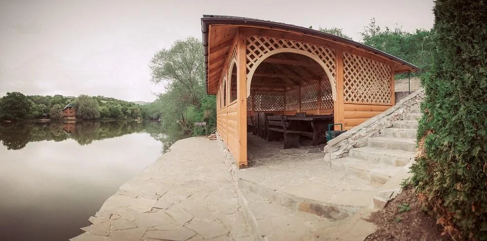 Большая беседка вместимостью до 30 человек на Грушевом озере