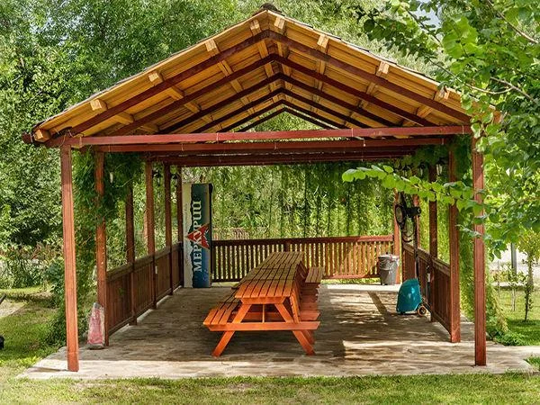 Центр “Малинка” предлагает беседки на левом берегу Дона