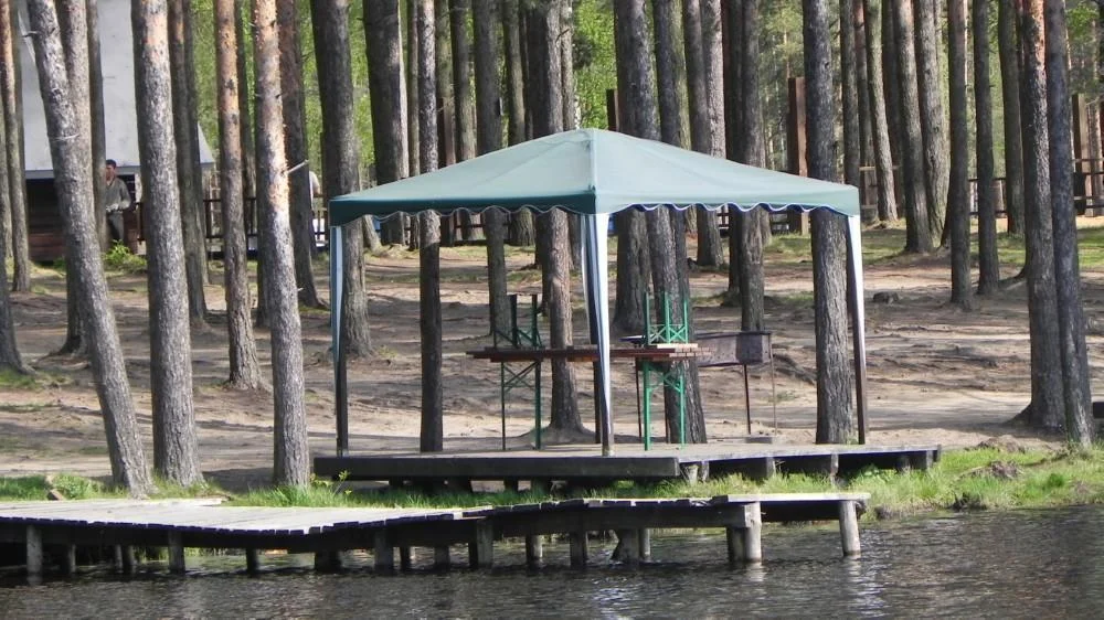 Несколько уютных беседок для отдыха на Коркинском озере