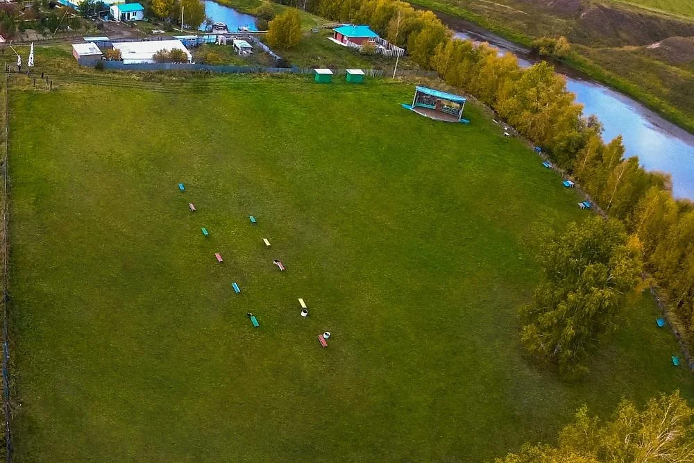 Поле со сценой для проведения корпоративов в аренду на базе «Подсолнухи»