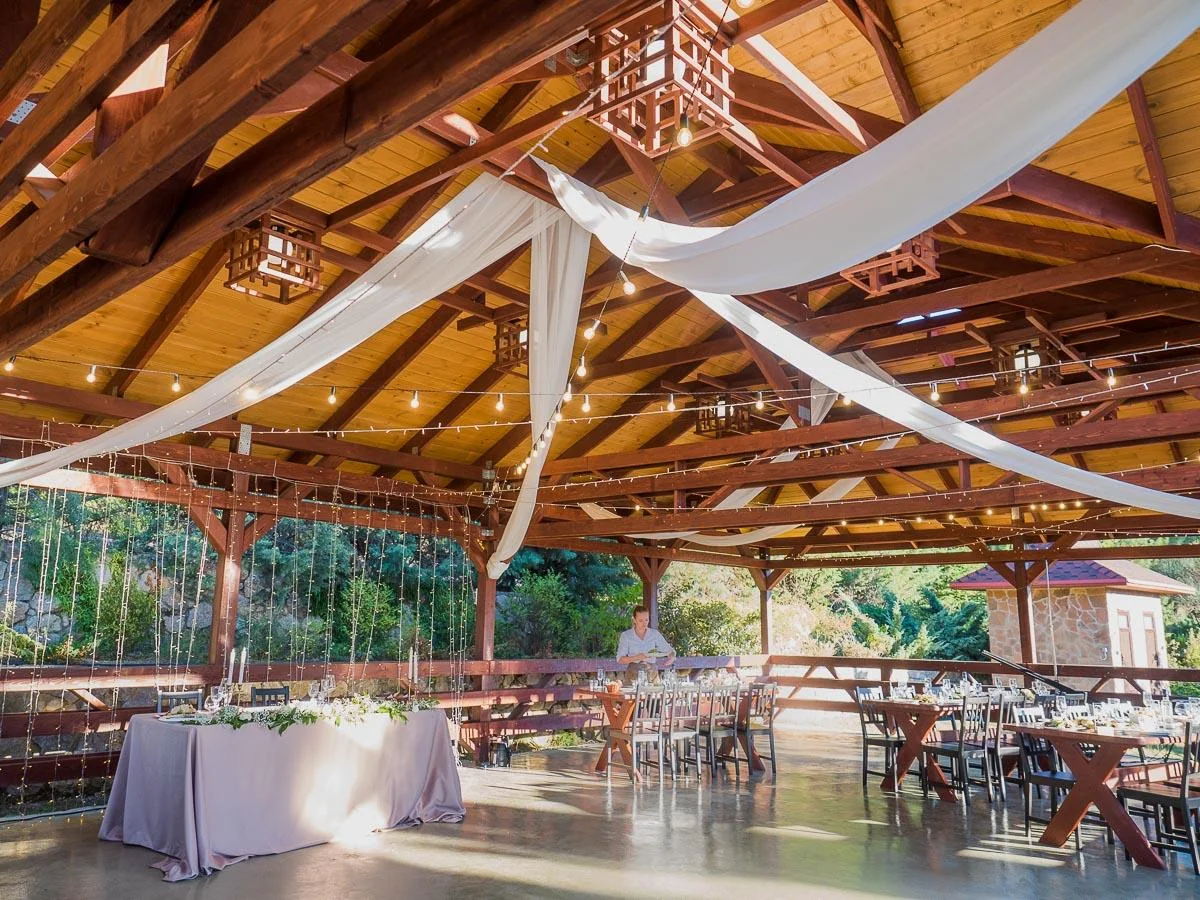 Проведение свадьбы в беседке на 100 человек в отель-парке «Байдары»