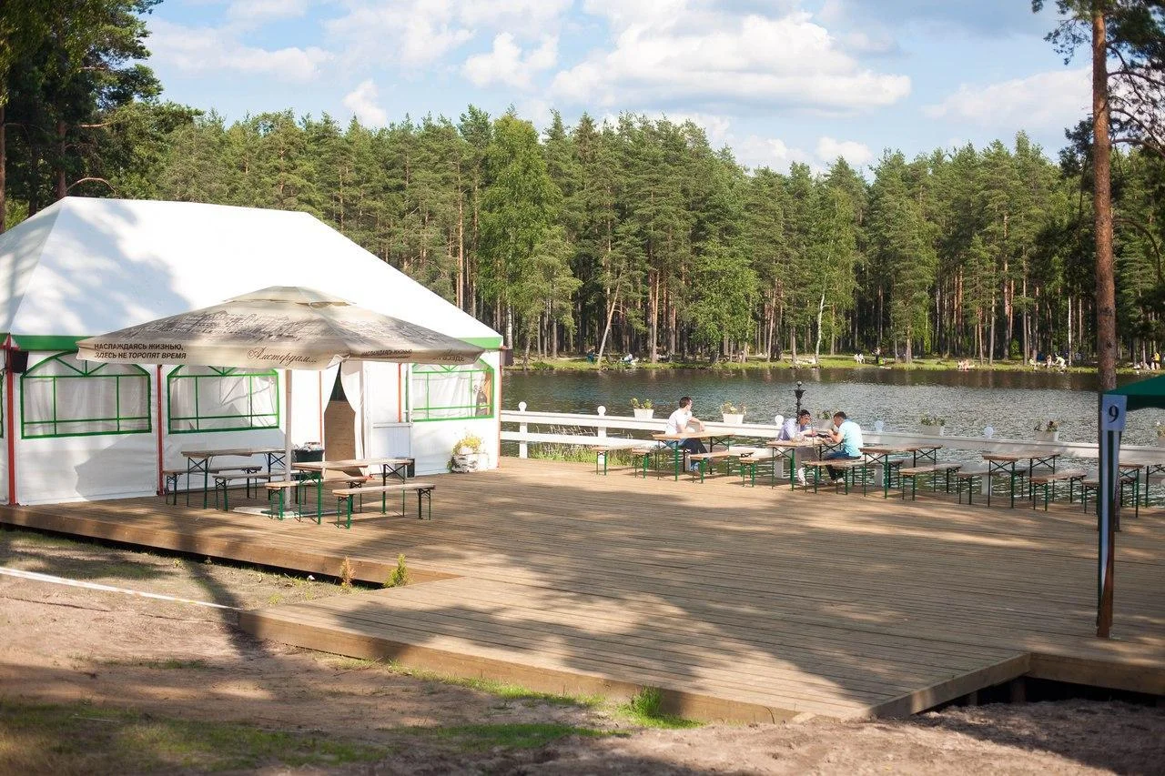 Несколько уютных беседок для отдыха на Коркинском озере