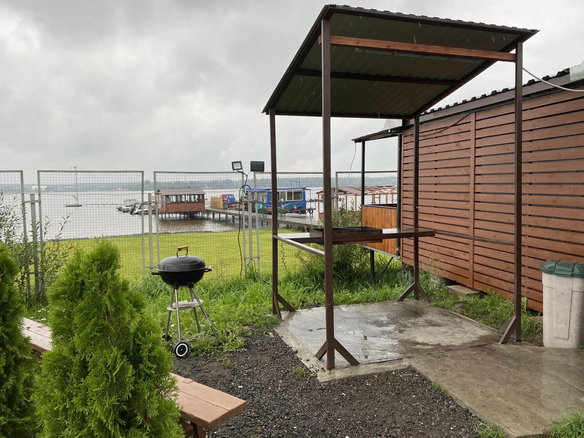 Беседка для шашлыка на природе в Яхт-клубе «Парусник»