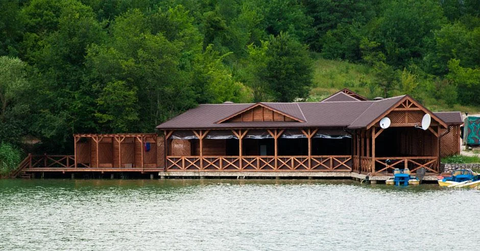 Пикниковые беседки на воде — база отдыха «Кабаний перевал»