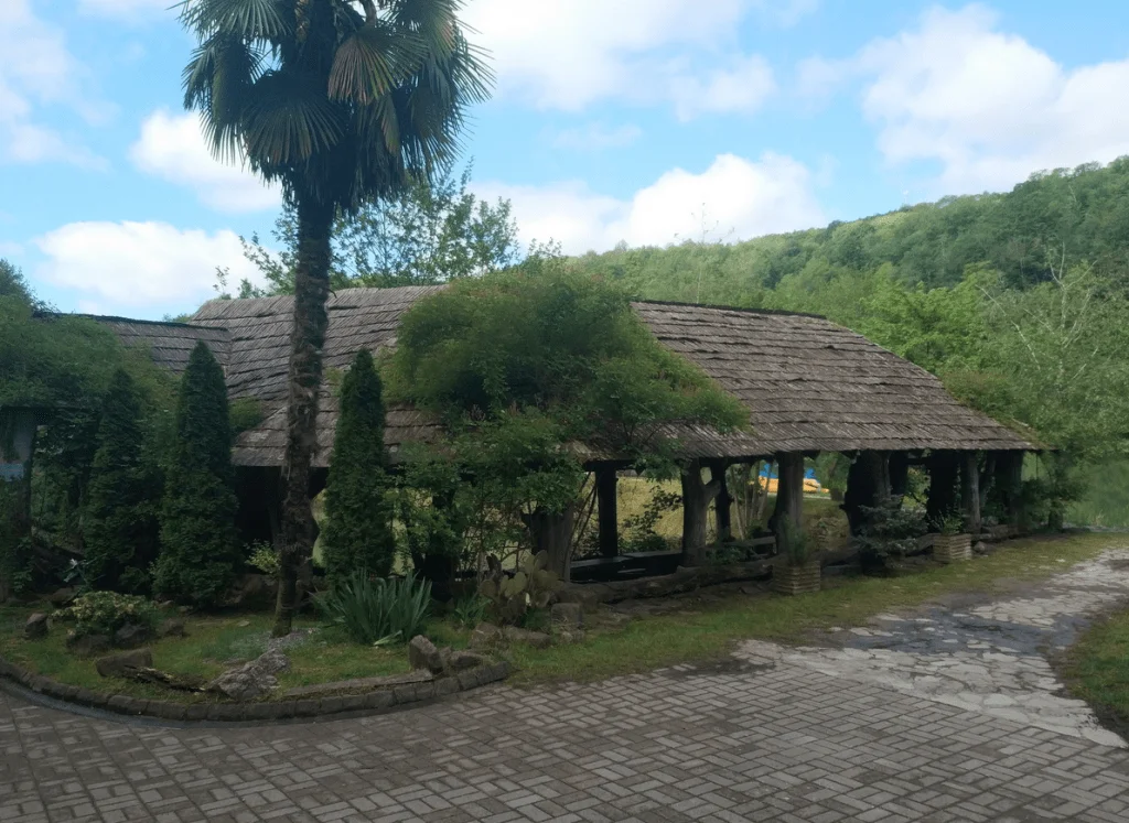 Аренда беседок, столиков и шалашей для пикника на природе вместимостью от 4 до 100 человек у Бараовского озера