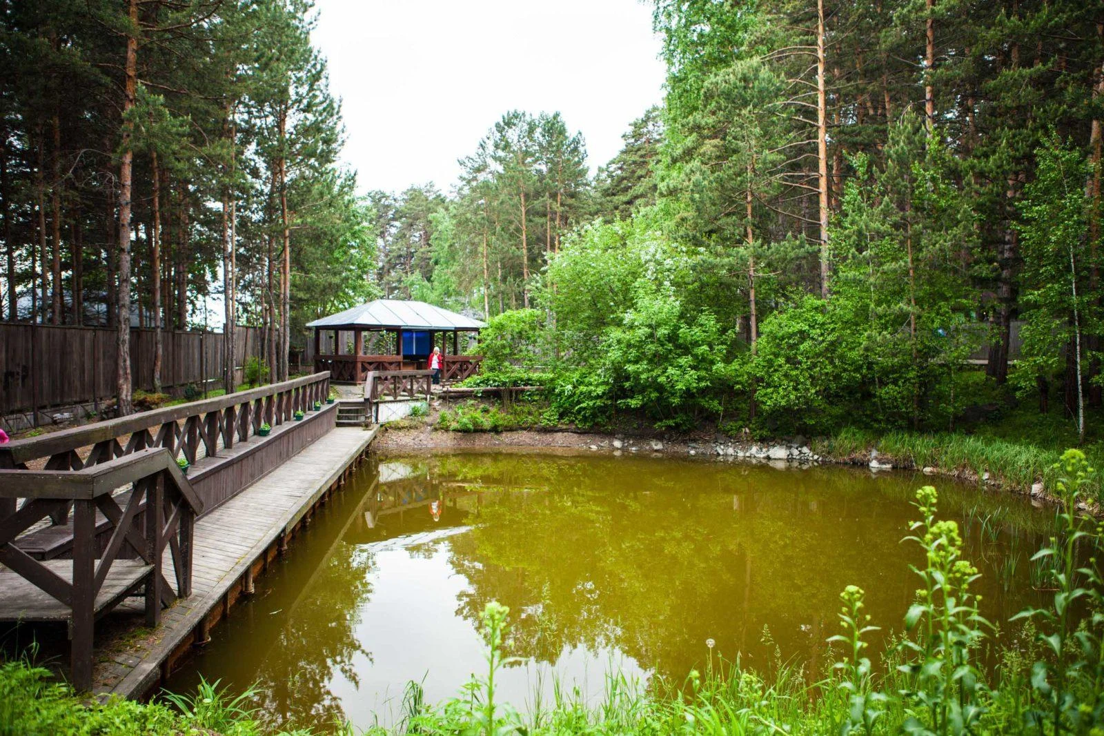 Беседка у озера с мангалом на 24 человека в «Парке У Моря»