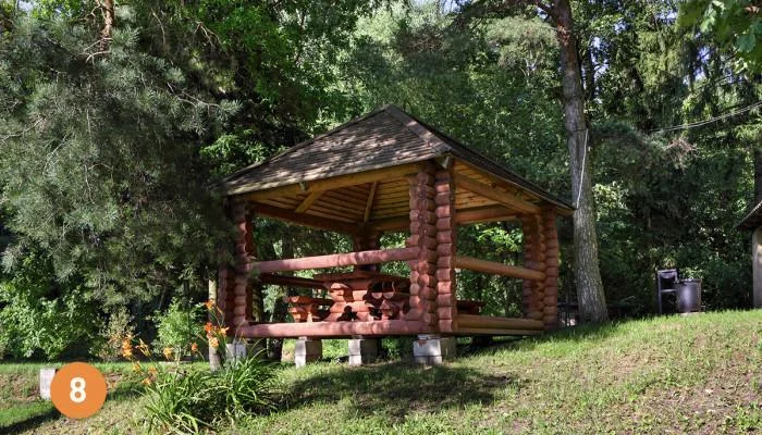 Несколько беседок на территории дома отдыха Valesko Hotel Spa