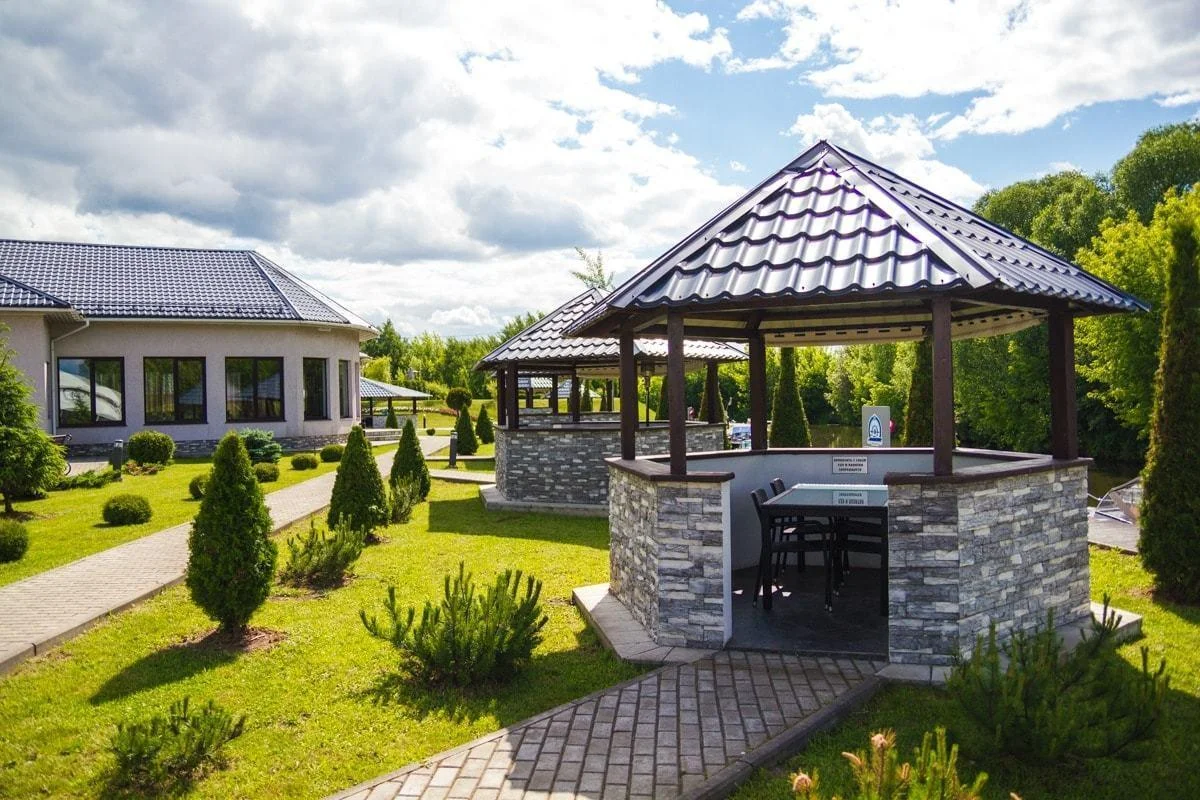 Беседки для пикника на территории Яхт-клуба «Ново-Рождественно»