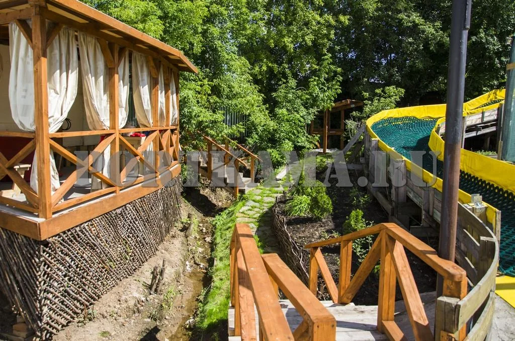 Отдых в летней беседке на территории городского парка отдыха «Порт Кама»