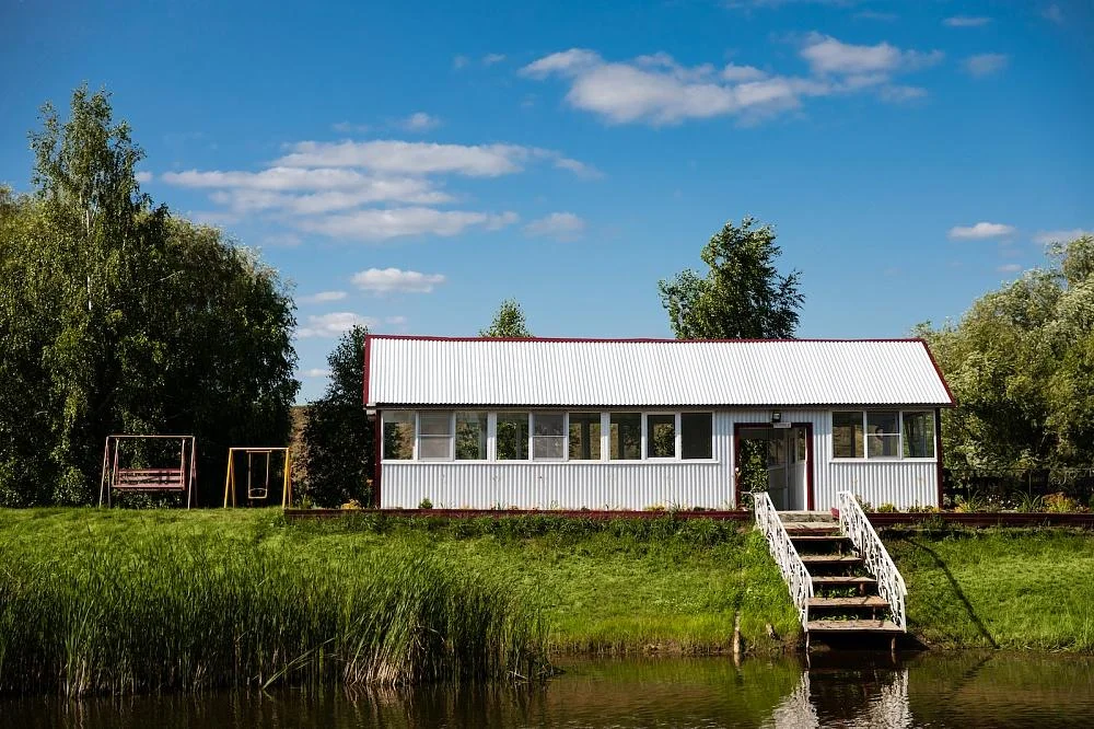 Веранда на берегу реки и мангальная зона в аренду на базе отдыха «Подсолнухи»