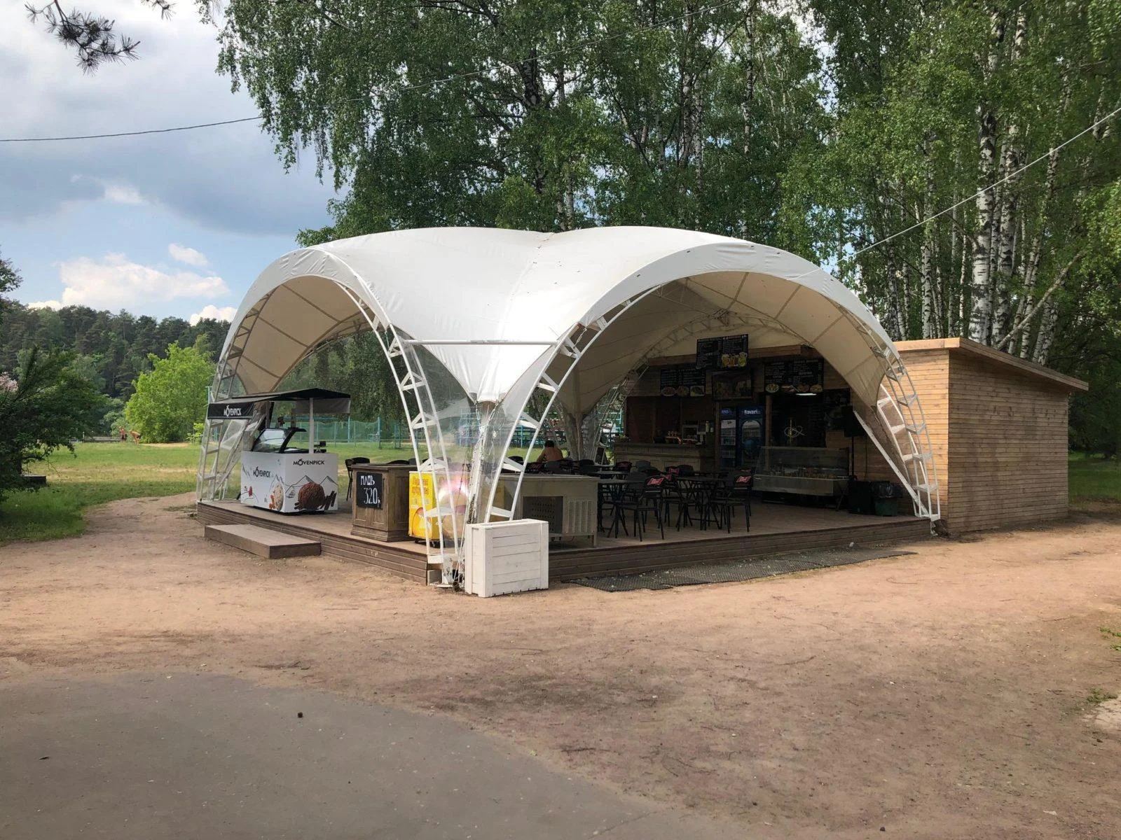 Шатер и огромная территория вместимостью от 200 до 1000 человек