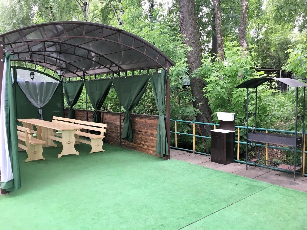 Небольшая беседка на воде для пикника в теплое время года