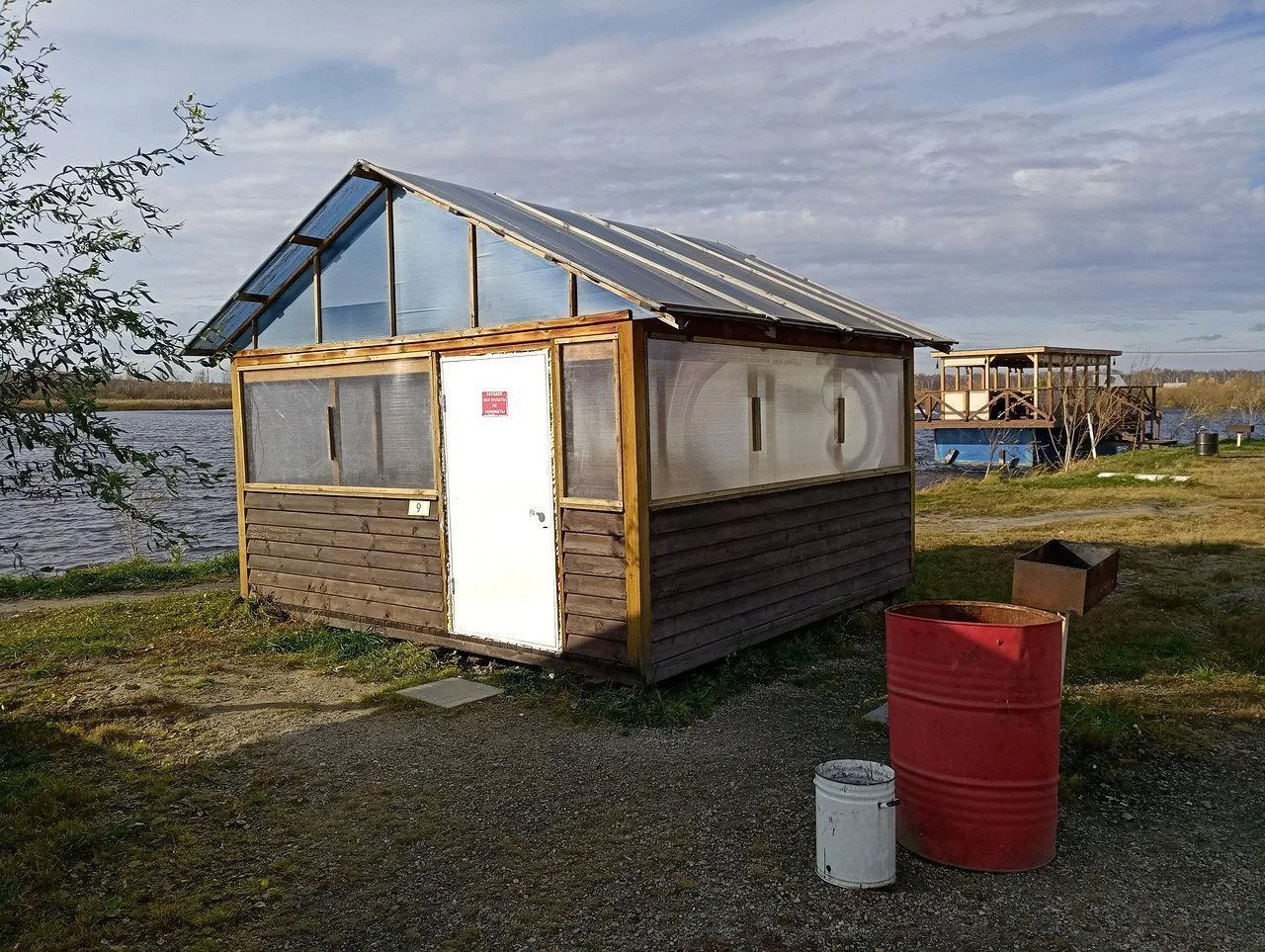 Теплая беседка у воды до 15 человек на базе отдыха «Озеро Медвежье»