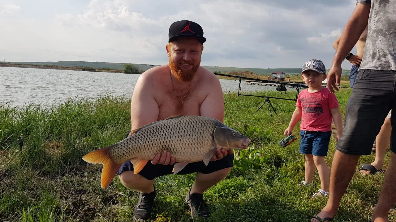 Закрытая беседка для большой компании до 15 человек — Рыболовная база «Родные просторы»