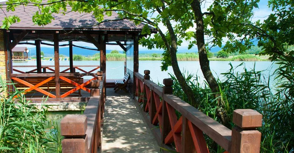 Беседки у воды на базе отдыха «Кабаний перевал»